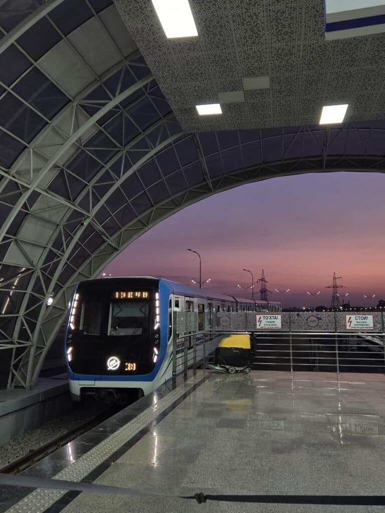 Метро на фоне заката