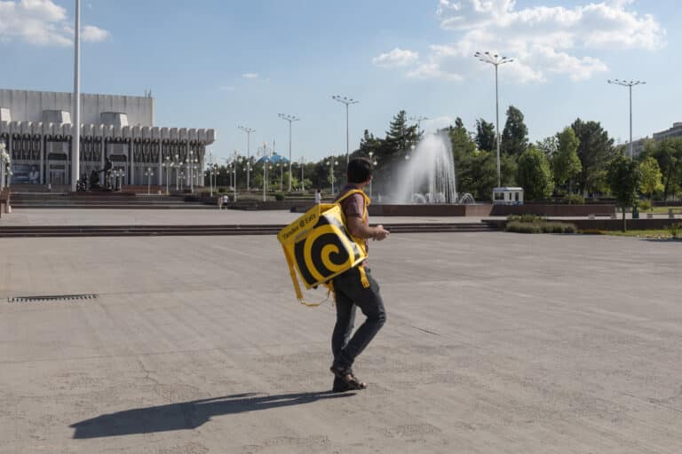 Большинство узбекистанцев работают не по диплому — исследование hh.uz