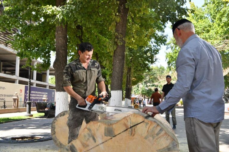 Узбекские мастера участвуют в Международном фестивале резчиков по дереву в Шымкенте
