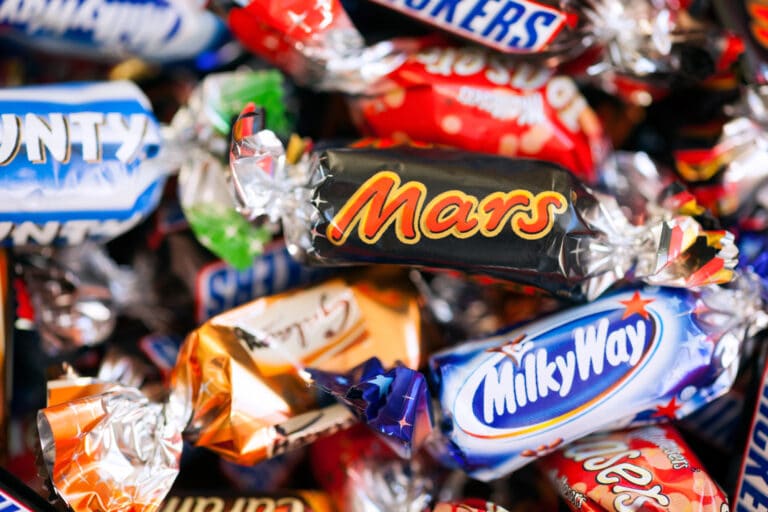 Surxandaryoda Twix va Bounty tovar belgilarini ko‘chirgan korxona jarimaga tortildi