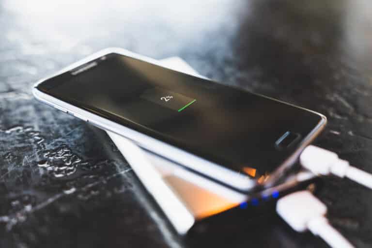Samsung smartfonlari uchun uzoq vaqtga yetadigan batareyalar ustida ishlamoqda