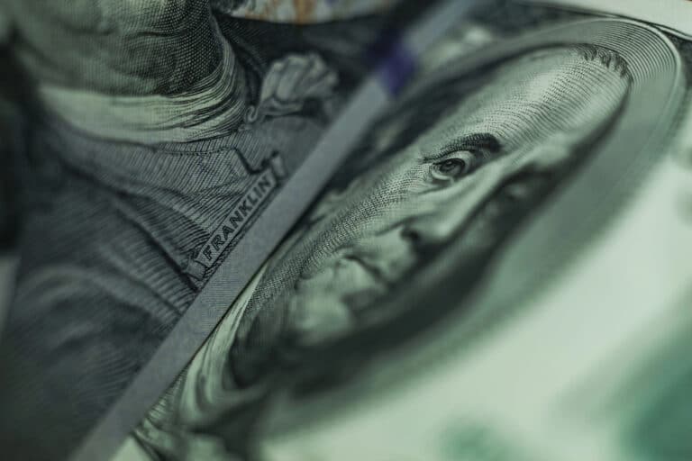 Dollar kursining pasayishiga sabab nima: iqtisodchi tushuntirdi