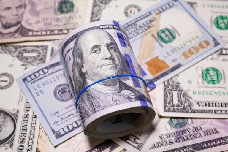 Dollar yana pastladi