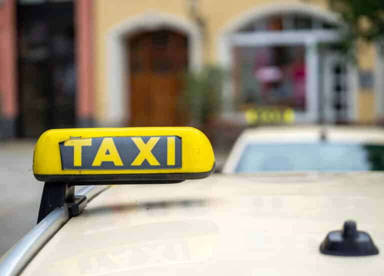 Taksichilikka qo‘yilgan cheklov natijasida 23 ming haydovchi ishsiz qolishi mumkin