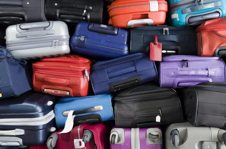 Aeroportda unutib qoldirilgan yuklarni arzon narxda sotib olish mumkinmi