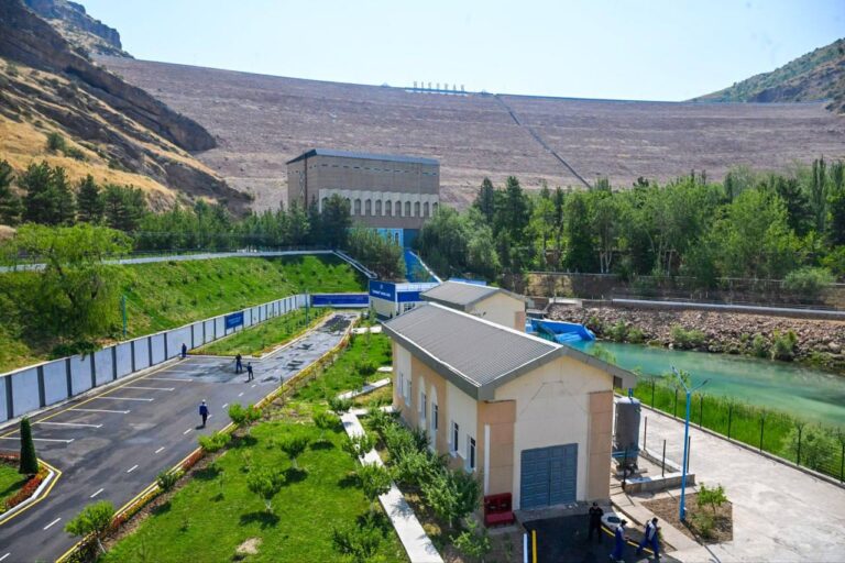 Президент ознакомился с работой новой малой ГЭС в Шахрисабзском районе
