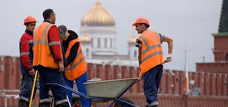 Гид по миграции в Россию в 2025: законы, запреты и советы