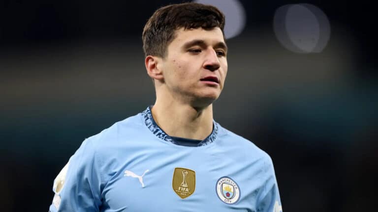 Husanov “Manchester Siti” jamoadoshlari oldida kuyladi - video