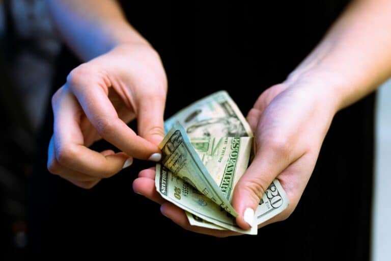 Доллар на 3 июня вырос до 12 857 сумов