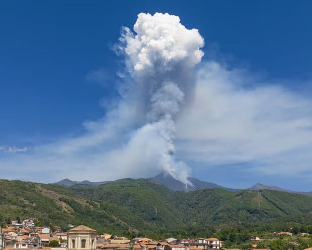 Italiyada Etna vulqoni otildi — video