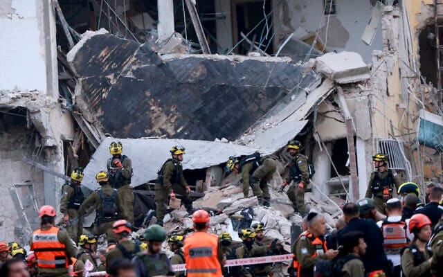 Isroil harbiylari Tehronda Quds kuchlariga tegishli markazlarga zarba berdi - video