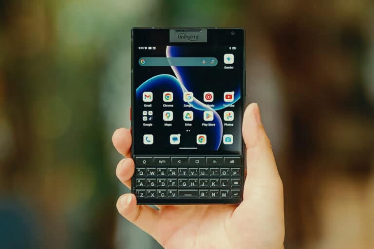 Jismoniy klaviaturali va ikki ekranli telefon namoyish etildi