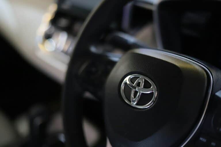 Продажи Toyota третий месяц бьют рекорды