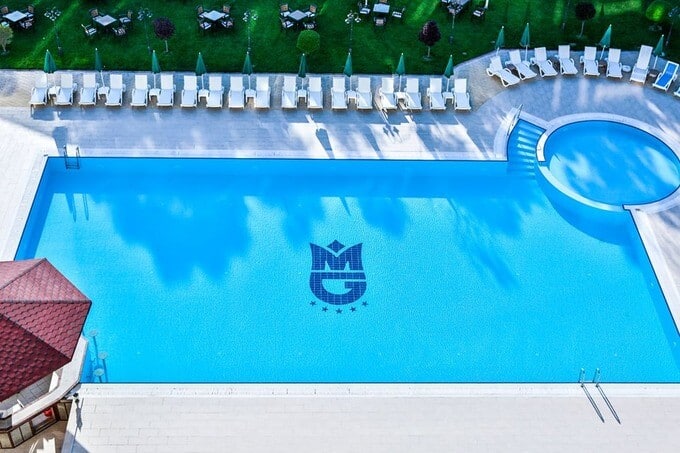 Бассейн при отеле Grand Mir