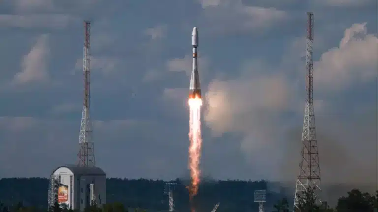Rossiya raketasi Eron sun’iy yo‘ldoshini fazoga uchirdi — video