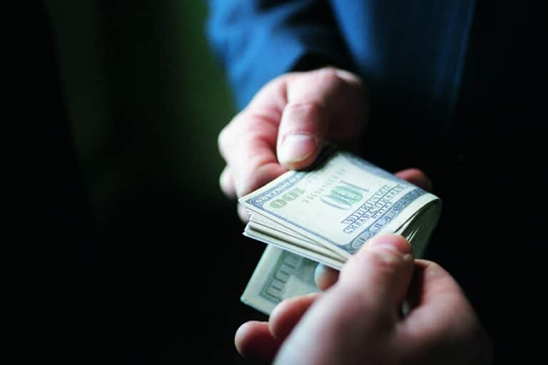 Bir necha viloyatlarda yirik mansabdor shaxslar pora bilan qo‘lga tushdi