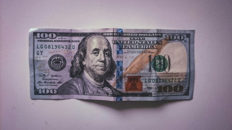 Узбекистан перевел в Казахстан денег на $3,8 млн в мае