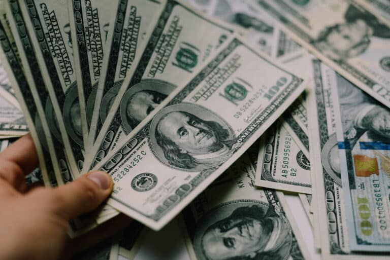 Dollar 12 600 so‘mdan pastladi