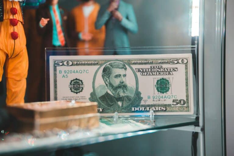Доллар в Узбекистане подскочил на 100 сумов