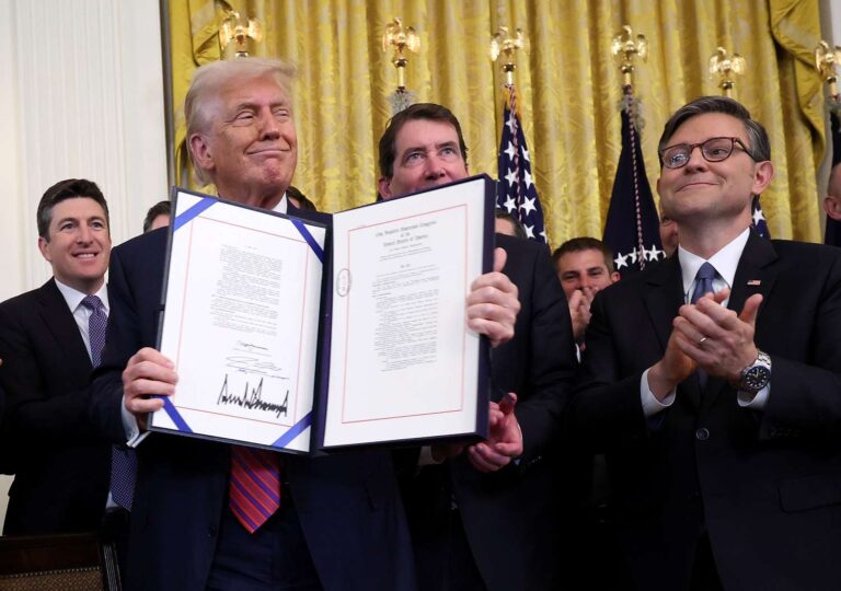 Трамп подписал закон о легализации криптовалюты