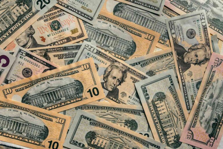 UZS Keeps Strengthening Against Foreign Currencies
