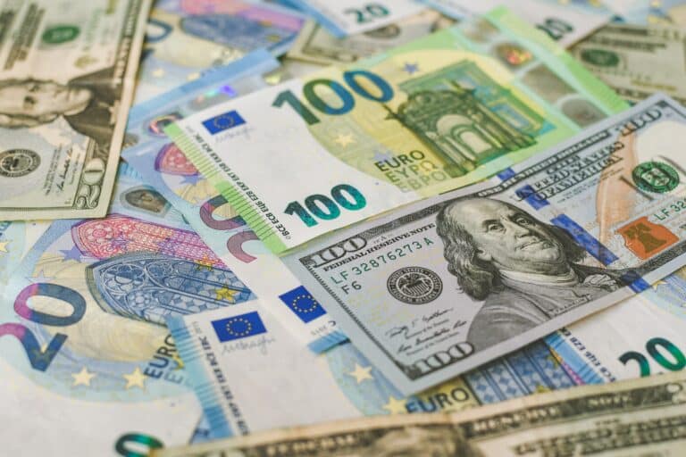 Где выгодно менять иностранную валюту в Узбекистане 12 июля