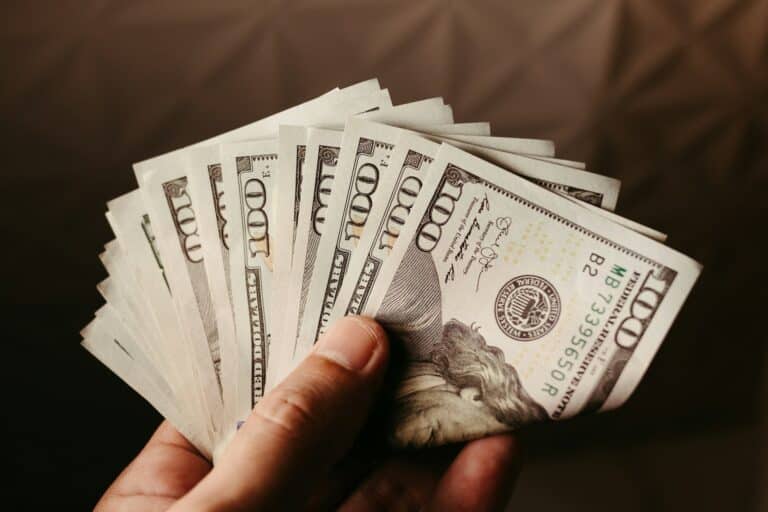 Доллар в Узбекистане упал до 12 500 сумов