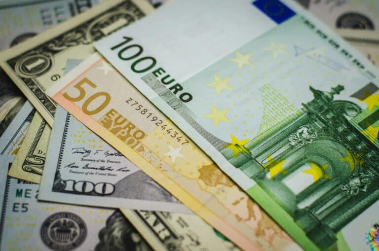 Где самые выгодные курсы валют 9 июля в Узбекистане