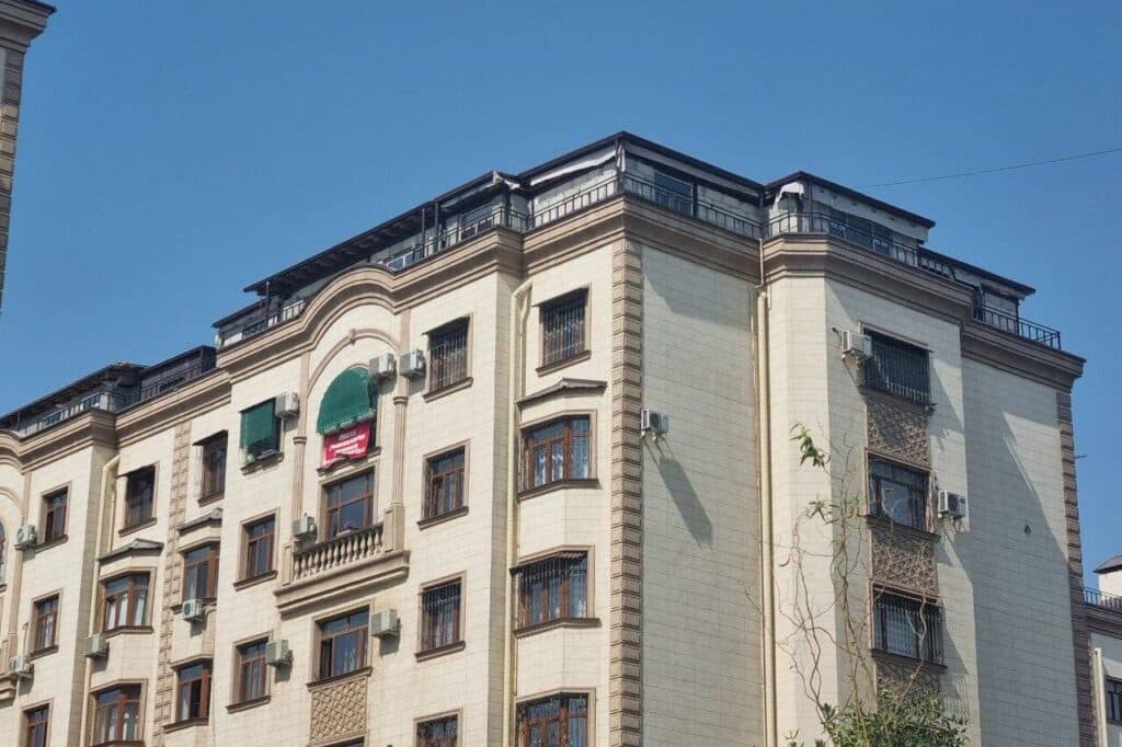 Toshkentda profilaktika inspektori 9-qavatdan sakramoqchi bo‘lgan qizni qutqarib qoldi