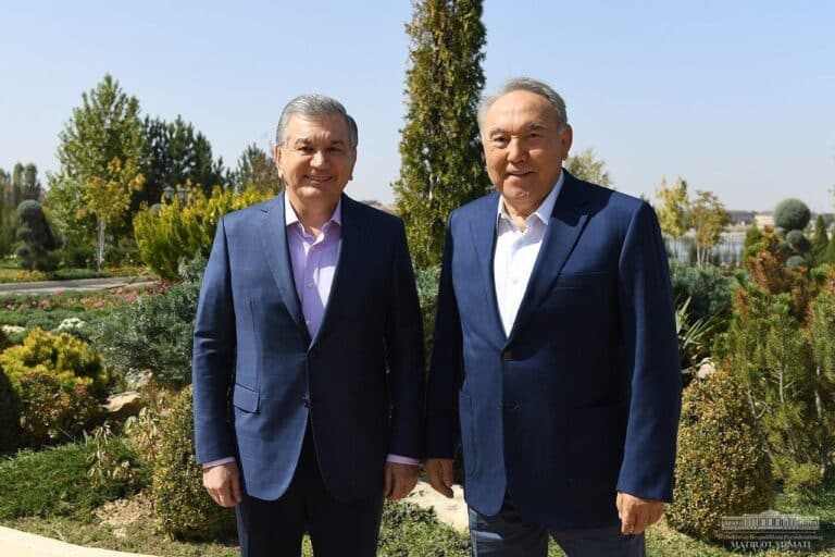 Мирзиёев поздравил Нурсултана Назарбаева с днем рождения