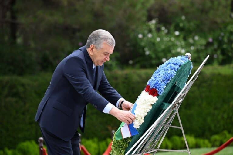 Shavkat Mirziyoyev Bokuda Haydar Aliyev qabriga gul qo‘ydi — foto