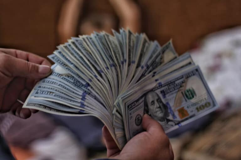 Dollar qulashda davom etmoqda