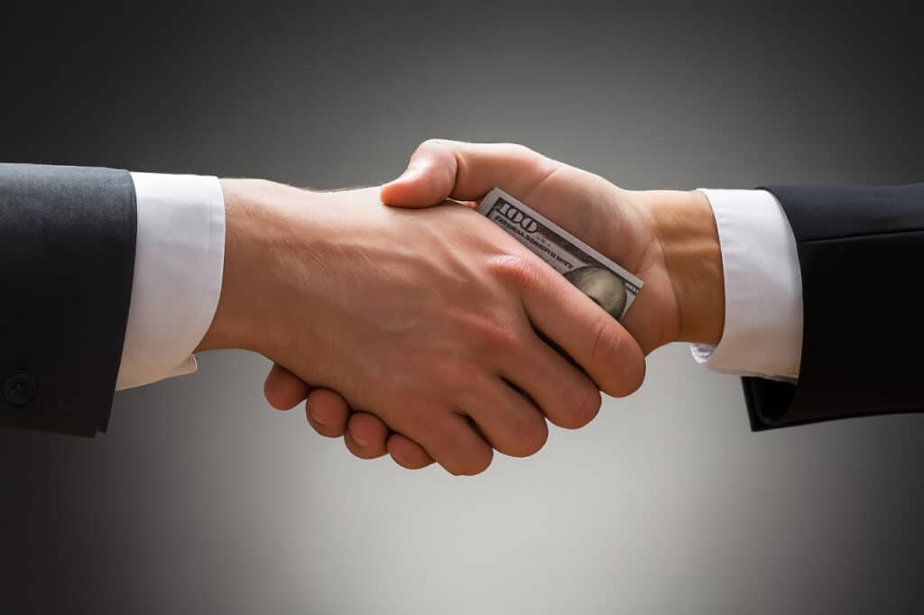 Andijonda tuman hokimining ikki o‘rinbosari pora bilan qo‘lga tushdi