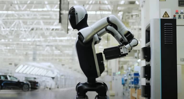 Batareyalarini o‘zi almashtirgan holda 24/7 ishlaydigan gumanoid robot taqdim etildi