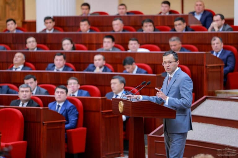 Firibgarlik va xizmatlar cheklovlari – deputatlar Markaziy bankdan javob talab qilmoqda