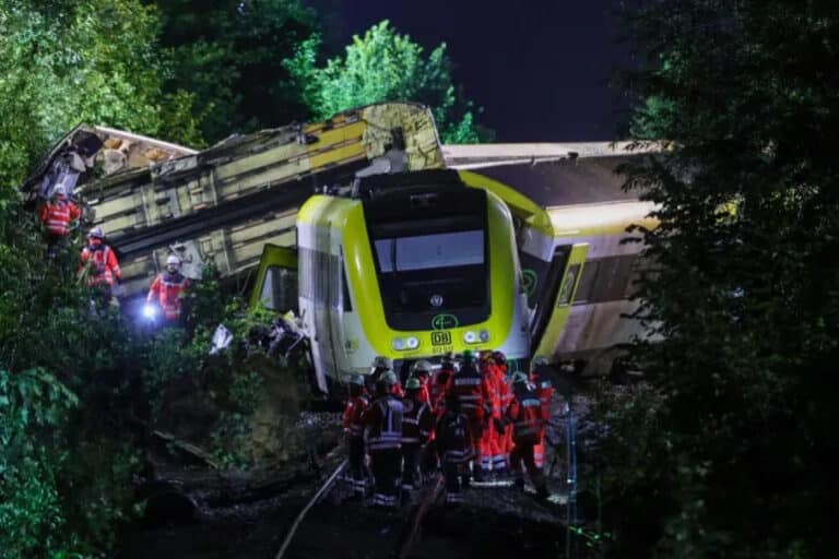 Germaniyada yo‘lovchi poyezdi izidan chiqib ketdi