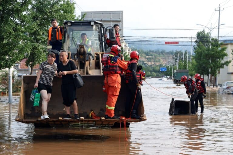 Ливни в Пекине привели к гибели 30 человек