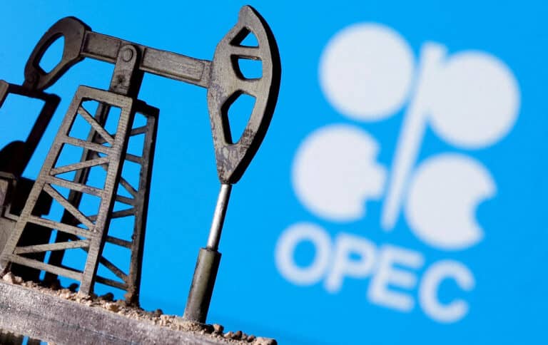 Больше не меньше: страны ОПЕК+ вновь увеличат добычу нефти