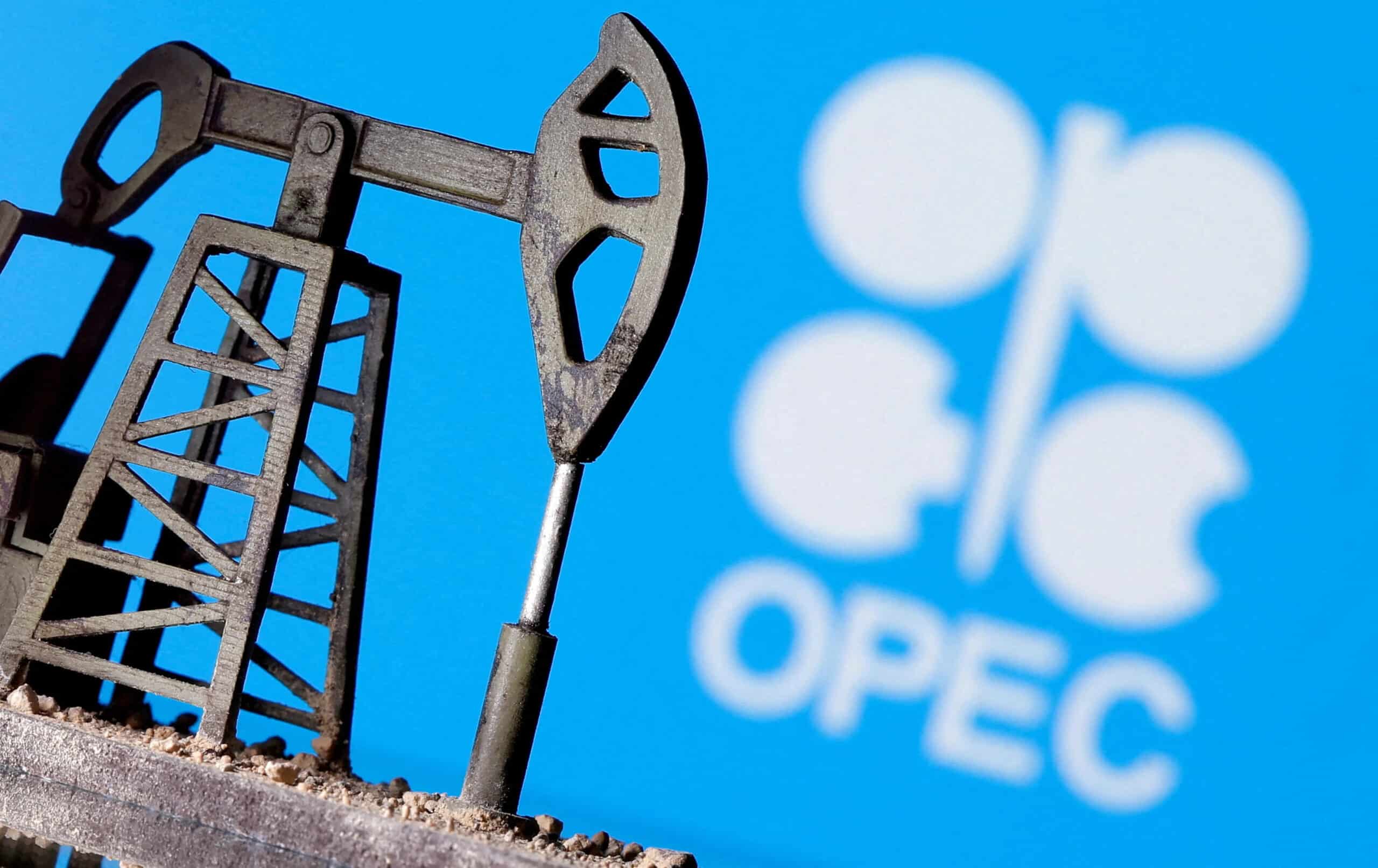 Установка для добычи нефти на фоне логотипа ОПЕК