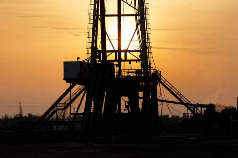 Выброс газа произошел при бурении скважины в Каракалпакстане — видео