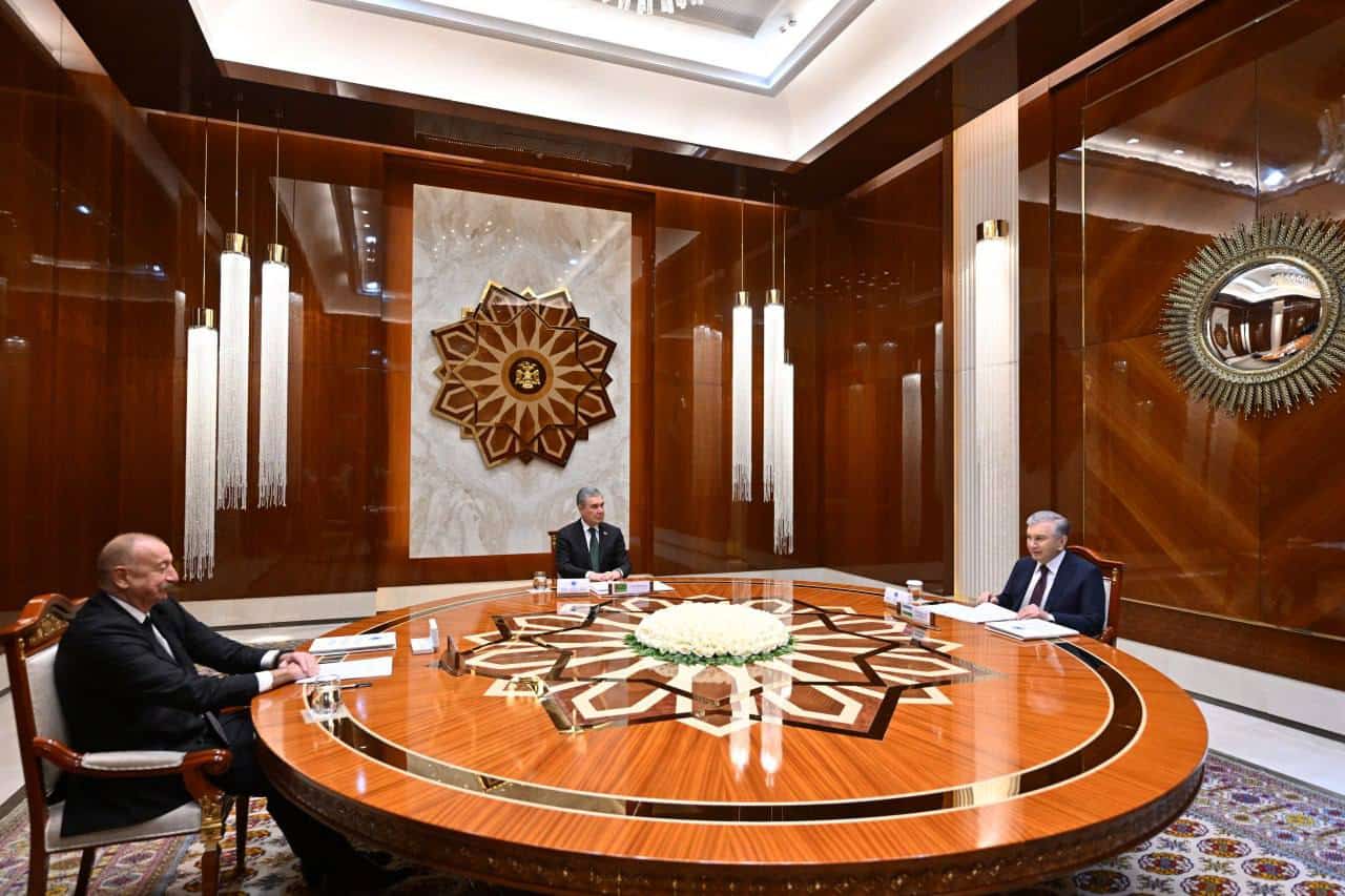 Президент Узбекистана Шавкат Мирзиёев, председатель Халк Маслахаты Гурбангулы Бердымухамедова и глава Азербайджана Ильхам Алиев