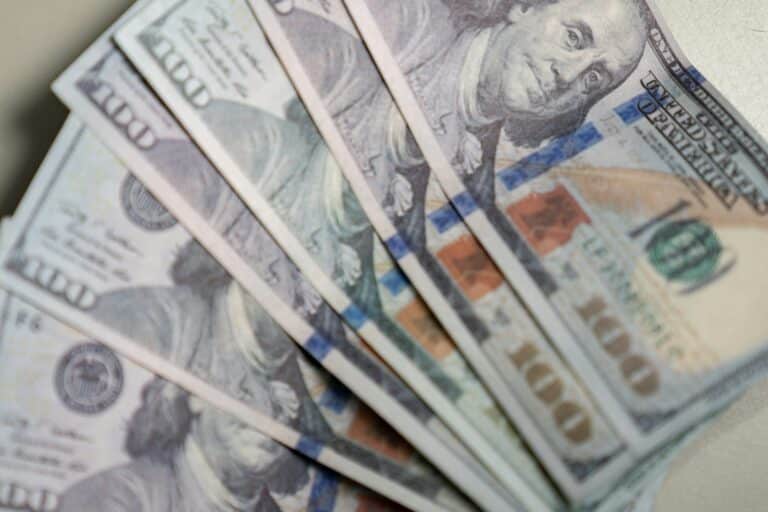Где дешевле купить и дороже продать рубль и доллар 28 августа