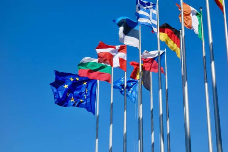 ЕС может ввести вторичные санкции против стран, помогающих РФ обходить ограничения