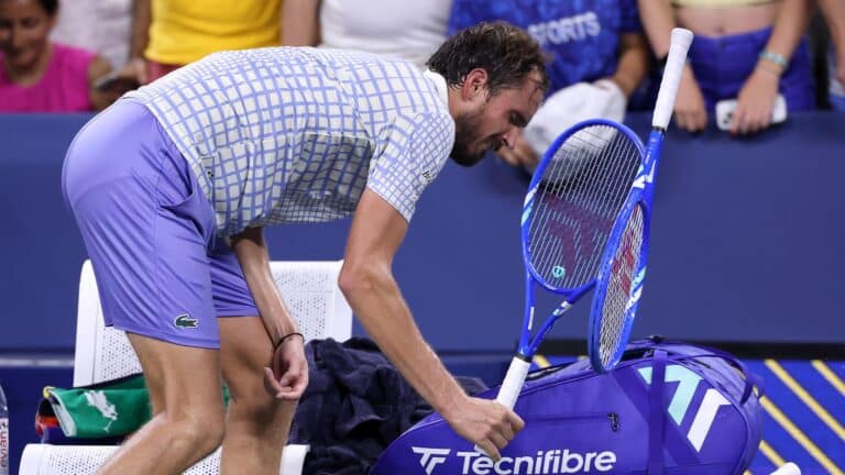 Даниил Медведев вылетел с US Open после инцидента с фотографом