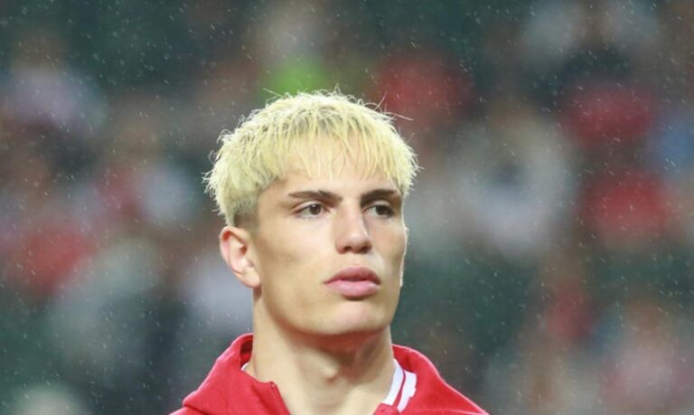 Alejandro Garnacho Edges Closer to Chelsea Move Amid Manchester United Exit Talks