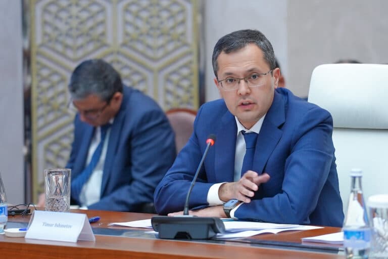Мирзиёев наградил главу ЦБ орденом «Мехнат шухрати»