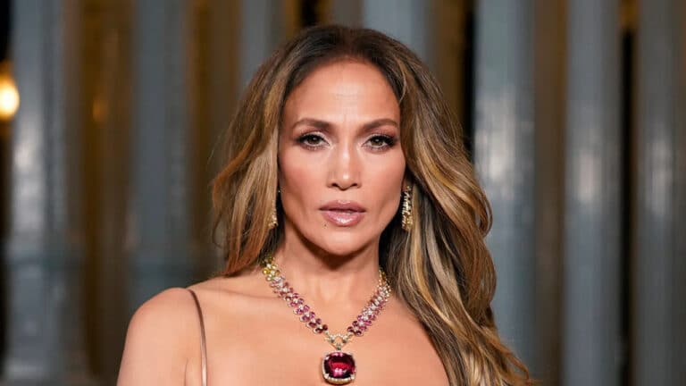 Jennifer Lopezga O‘zbekistonda portreti tushirilgan lagan sovg‘a qilindi — video