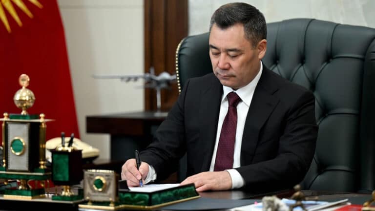 Sadir Japarov internet va matbuot ustidan nazoratni kuchaytiruvchi qonunni imzoladi
