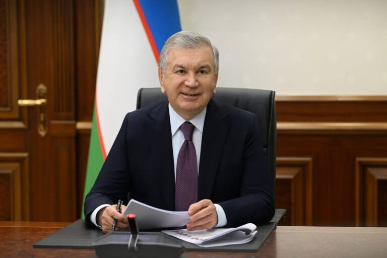 Мирзиёев наградил глав TBC Bank и Uztex