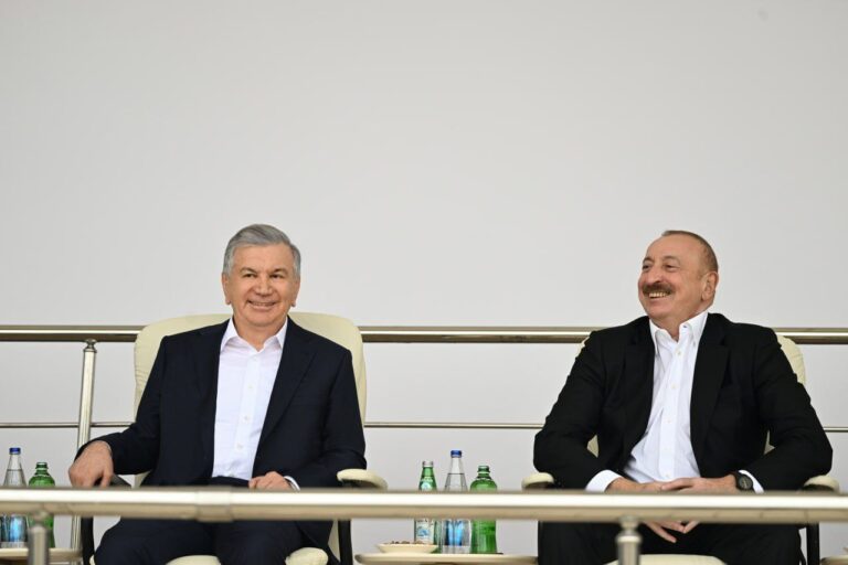 Мирзиёев поздравил Алиева с подписанием мирной декларации